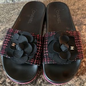Chanel Slides✨